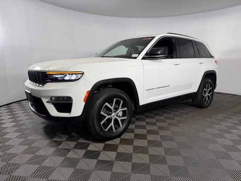 Certified 2025 Jeep Grand Cherokee Limited image 3