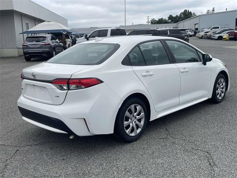 Used 2021 Toyota Corolla LE image 3