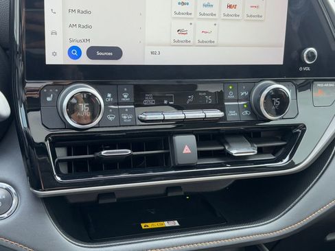 Used 2023 Toyota Highlander Bronze Edition image 11