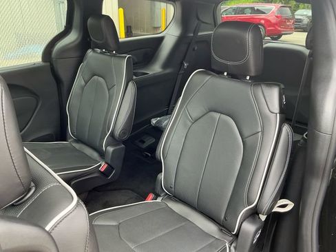 New 2027 Chrysler Pacifica Limited AWD/4WD image 10