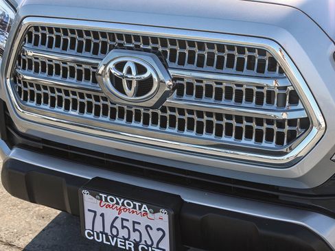 Used 2017 Toyota Tacoma TRD Sport image 6