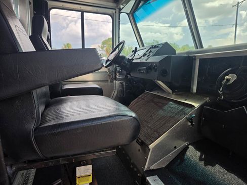 Used 2017 Ford E-350 and Econoline 350 Super Duty w/ A/C Prep Package RWD image 9