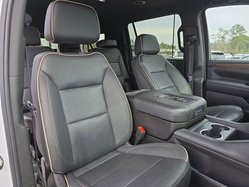 Used 2023 Chevrolet Suburban Premier image 13