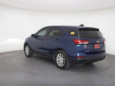 Used 2022 Chevrolet Equinox LS w/ LS Convenience Package image 4