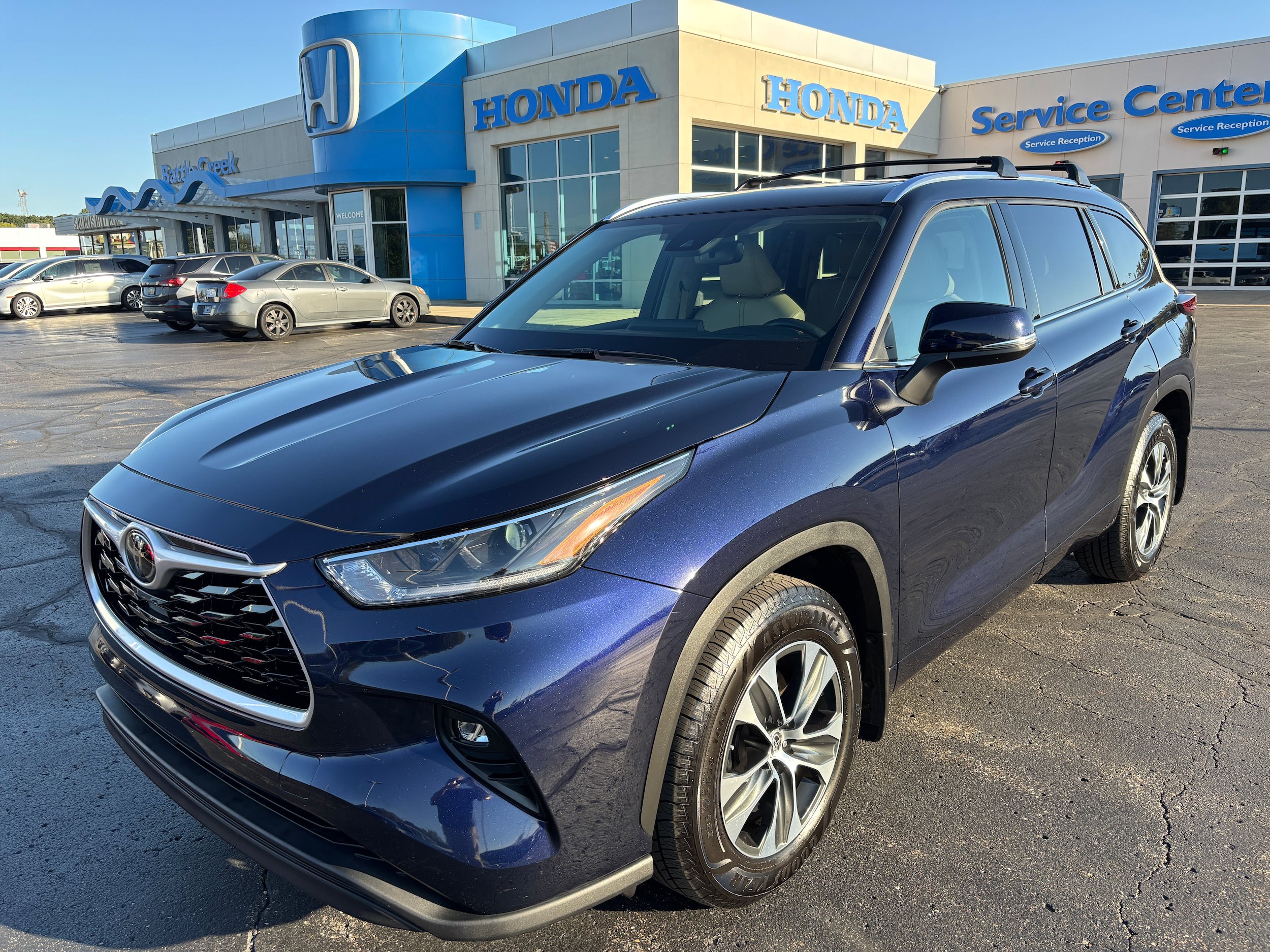 Used 2021 Toyota Highlander XLE FWD image 2