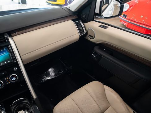 Used 2017 Land Rover Discovery HSE AWD/4WD image 11