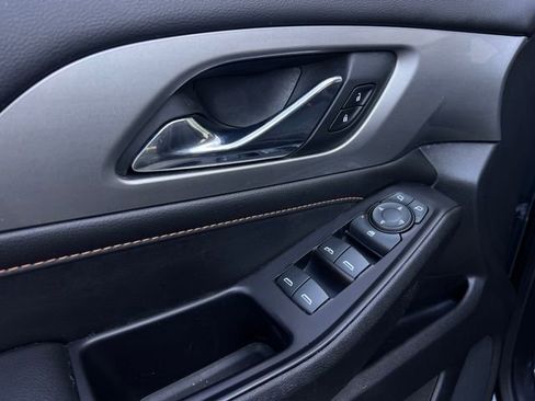 Used 2019 Chevrolet Traverse LT image 11