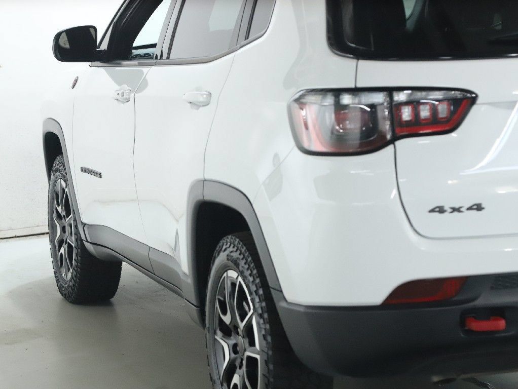 Used 2025 Jeep Compass Trailhawk AWD/4WD image 40
