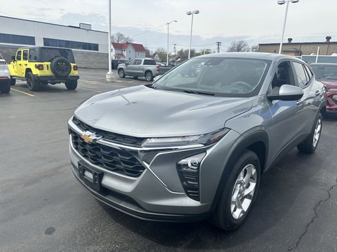 Used 2024 Chevrolet Trax LS w/ LS Convenience Package image 3