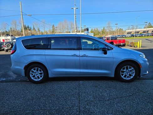 Used 2024 Chrysler Pacifica Touring-L image 6