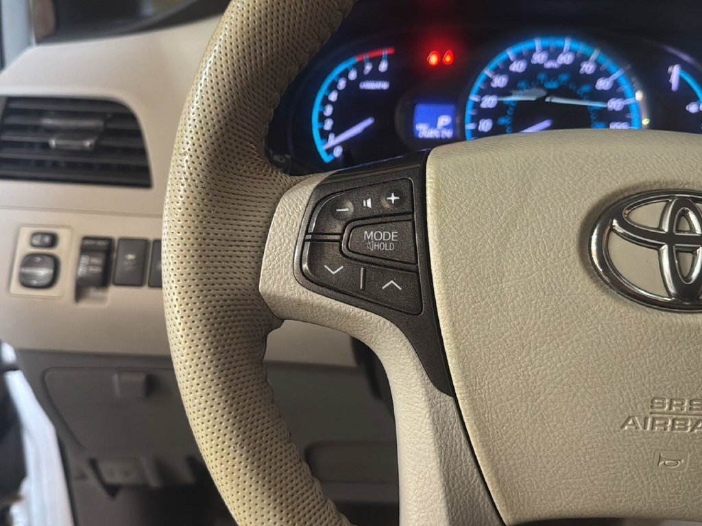 Used 2014 Toyota Sienna XLE w/ Entertainment Package FWD image 21