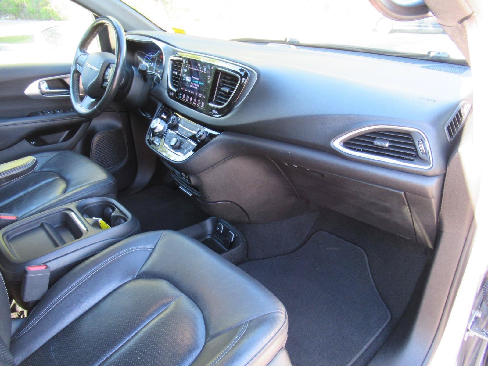 Used 2019 Chrysler Pacifica Touring-L w/ S Appearance Package FWD image 10