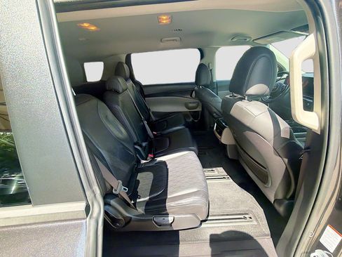 Used 2025 Kia Carnival FWD image 28