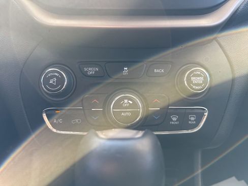 Used 2015 Jeep Cherokee Limited image 18