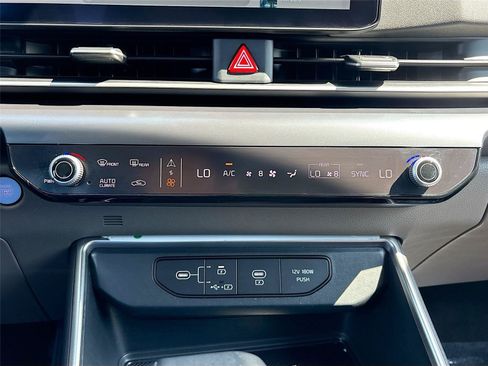 Used 2025 Kia Carnival FWD image 19