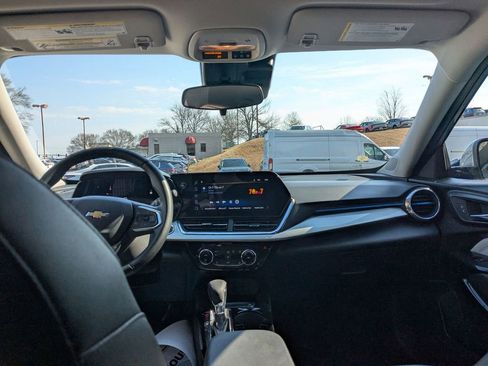 Used 2025 Chevrolet Trax LT w/ LT Convenience Package image 21