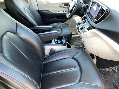 Used 2024 Chrysler Pacifica Touring-L FWD image 10