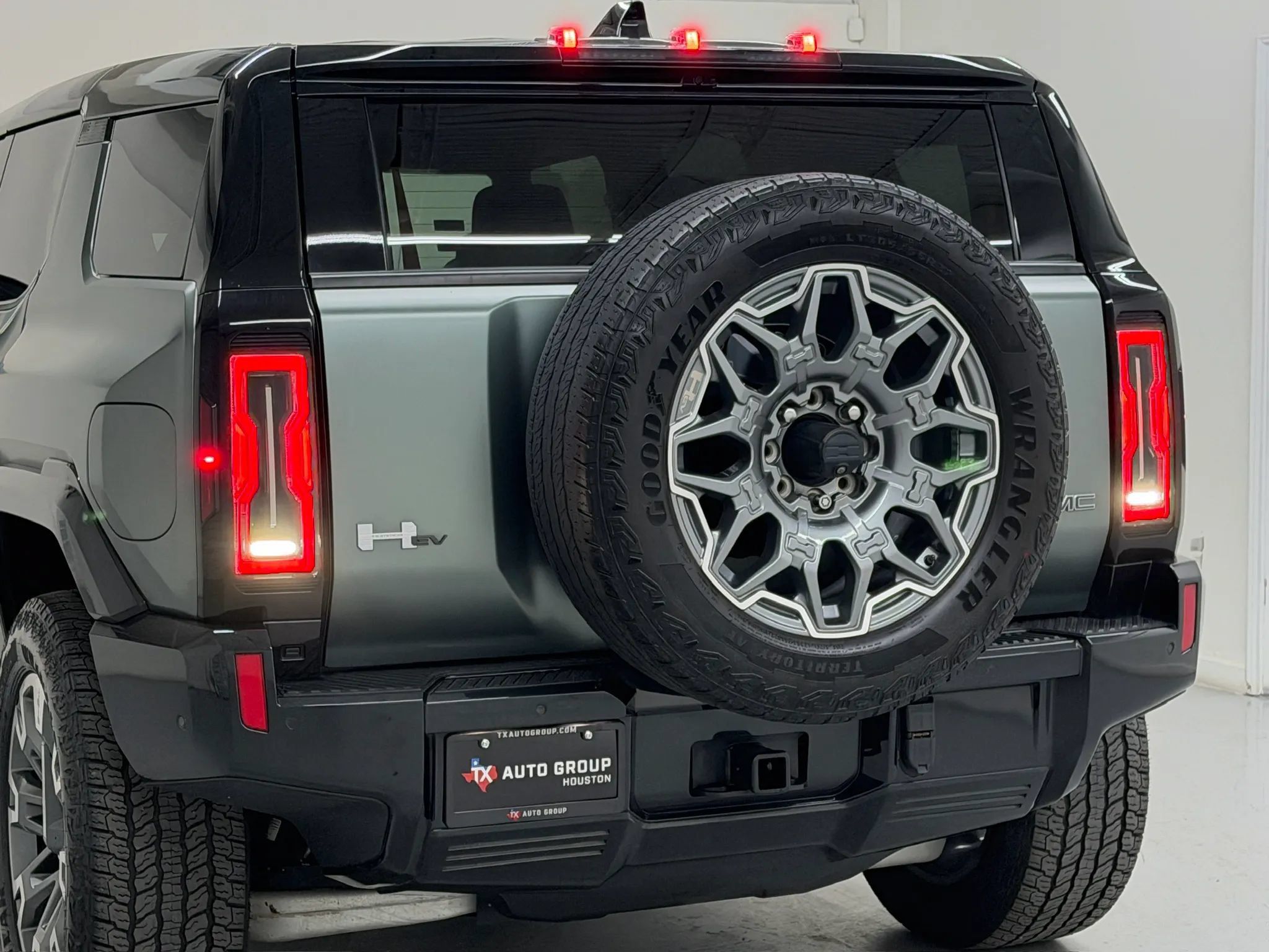 Used 2024 GMC Hummer EV 3X w/ LPO, Cargo Utility Package AWD/4WD image 91