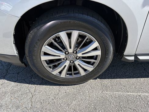 Used 2020 Nissan Pathfinder SV image 18