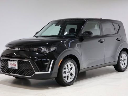 Used 2025 Kia Soul LX FWD image 3