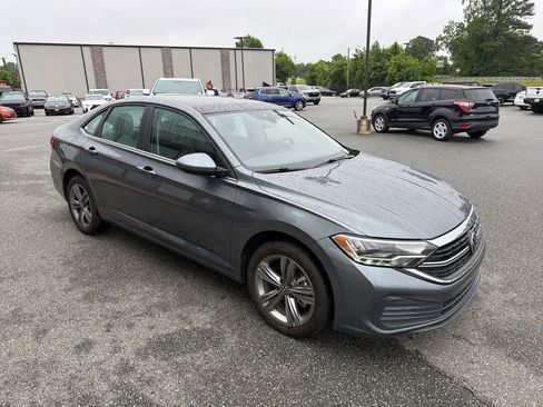 Used 2023 Volkswagen Jetta SE w/ Panoramic Sunroof Package FWD image 9