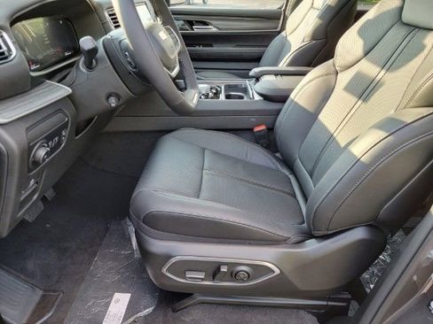 Used 2023 Jeep Wagoneer Series II w/ Premium Group I AWD/4WD image 31