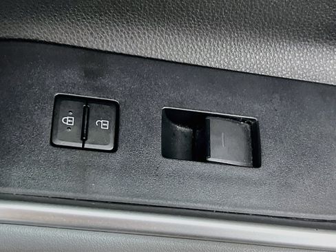 Used 2024 Toyota Highlander LE FWD image 31
