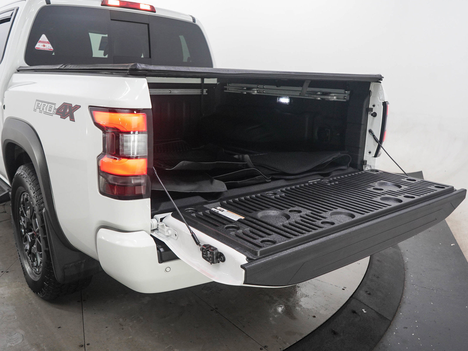 Used 2023 Nissan Frontier PRO-4X w/ Pro-4X Premium Package AWD/4WD image 9