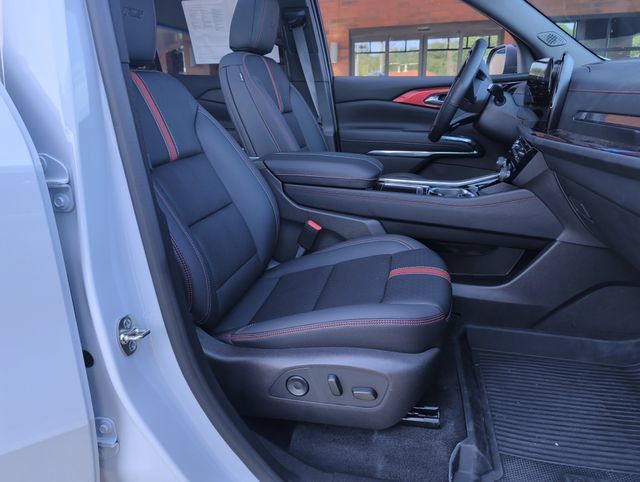 Used 2026 Chevrolet Traverse RS w/ LPO, Floor Liner Package AWD/4WD image 33