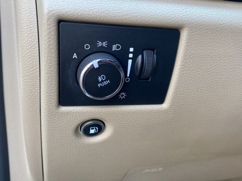 Used 2020 Jeep Grand Cherokee Overland AWD/4WD image 34