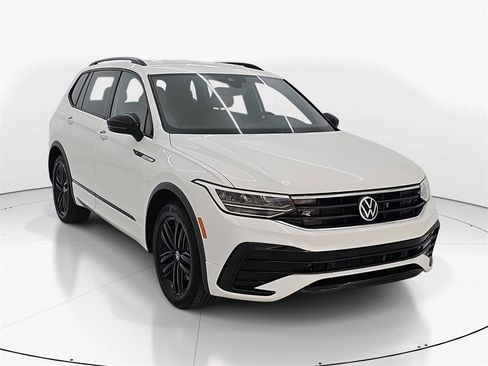 Used 2022 Volkswagen Tiguan SE R-Line image 3