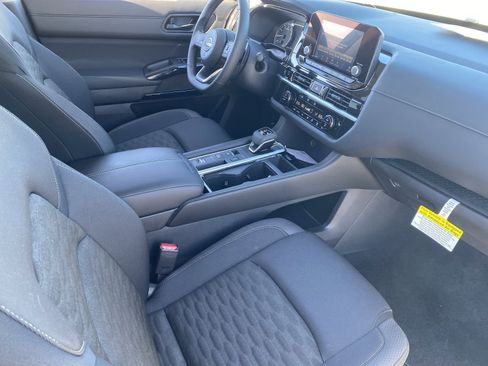 New 2025 Nissan Pathfinder SV image 13