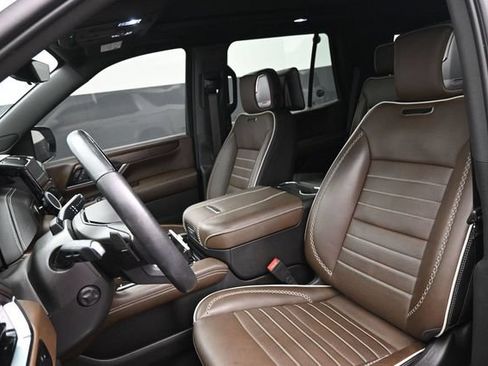 Used 2025 GMC Yukon Denali Ultimate AWD/4WD image 17