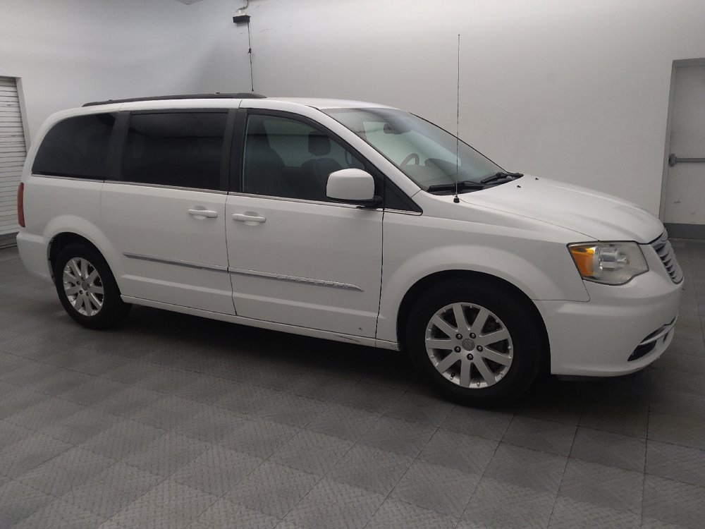 Used 2016 Chrysler Town & Country Touring FWD image 11