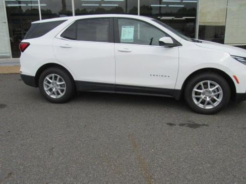 Used 2024 Chevrolet Equinox LT FWD image 2