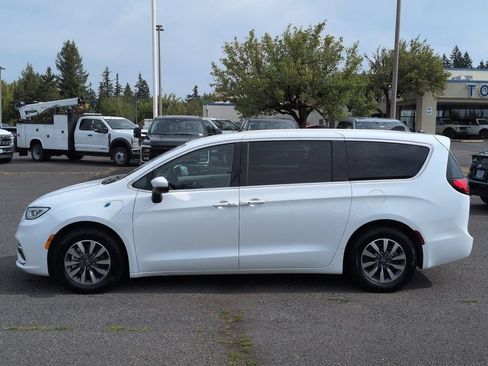 Used 2023 Chrysler Pacifica Touring-L FWD image 2