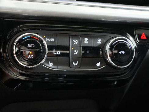 Used 2024 Chevrolet Trax LT w/ Sunroof Package FWD image 28