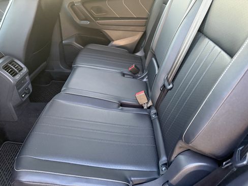 Used 2022 Volkswagen Tiguan SE w/ Panoramic Sunroof Package image 8