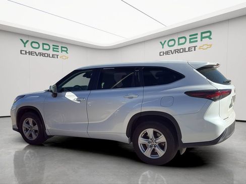 Used 2024 Toyota Highlander LE AWD/4WD image 9