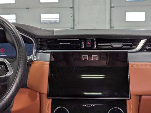 Used 2021 Jaguar F-PACE SVR image 18