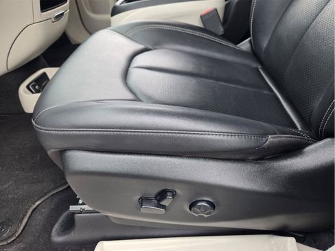 Used 2024 Chrysler Pacifica Touring-L FWD image 19