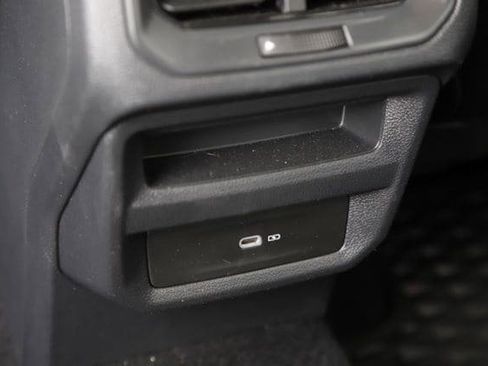 Used 2025 Volkswagen Taos SE AWD/4WD image 16