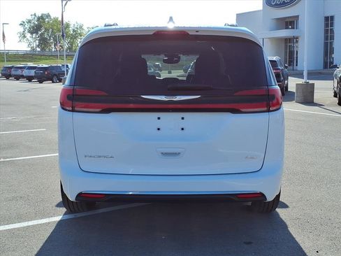 Used 2022 Chrysler Pacifica Touring-L image 6