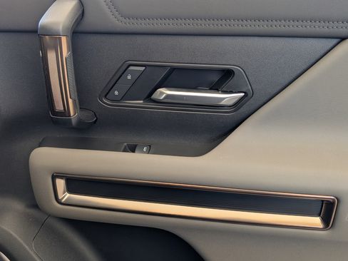 Used 2025 GMC Hummer EV 2X image 24