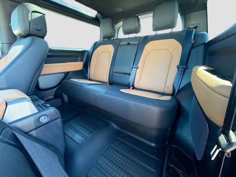 Used 2023 Land Rover Defender 90 X-Dynamic SE image 21