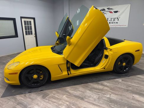 Used 2007 Chevrolet Corvette Coupe w/ Preferred Equipment Group RWD image 12