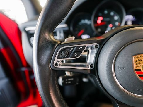 Certified 2021 Porsche Macan image 17