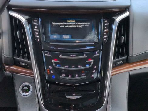 Used 2019 Cadillac Escalade ESV Luxury RWD image 20