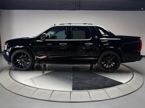 Used 2013 Chevrolet Avalanche LTZ RWD image 4