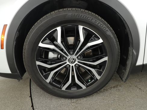 Used 2024 Toyota Crown Limited image 7